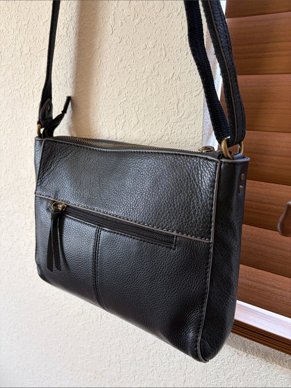 The Sak Alameda Black Pebbled Leather Crossbody Bag - Picture 4 of 15